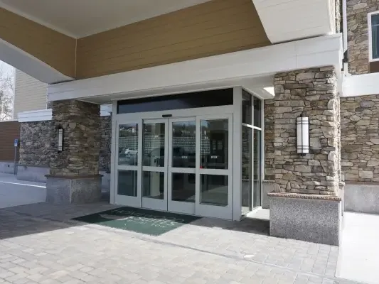 Exterior of Homewood Suites in Augusta Maine.