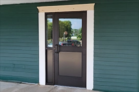 A picture of a glass exterior doorway.